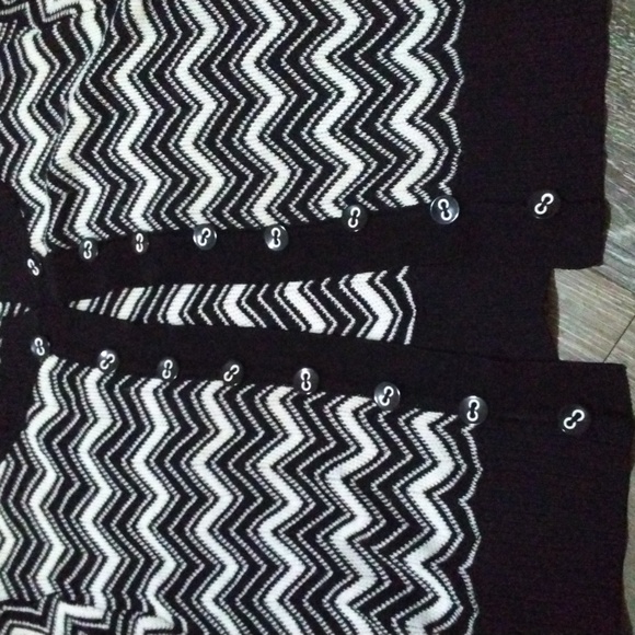 NWOT: BEBE; CHEVRON BLACK & WHITE, SINGLE CLASP OPEN, KNIT CARDIGAN SWEATER - Picture 5 of 8